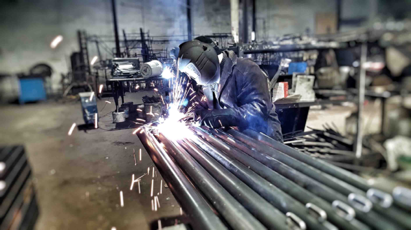 Какие материалы используют при изготовлении уличного спортивного оборудования в Калуге?